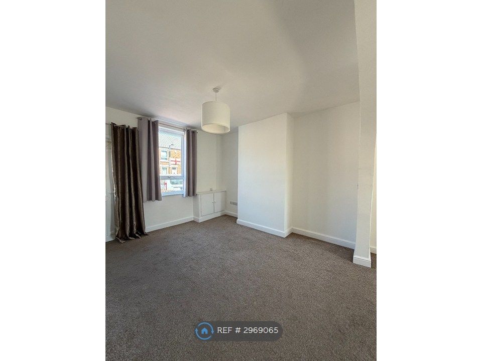 Property photo 3 of 13 Living Space