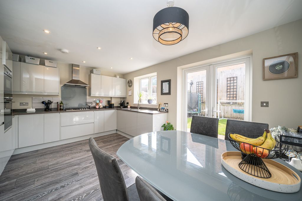 Property photo 2 of 17 27A-Spring-Lane-09011