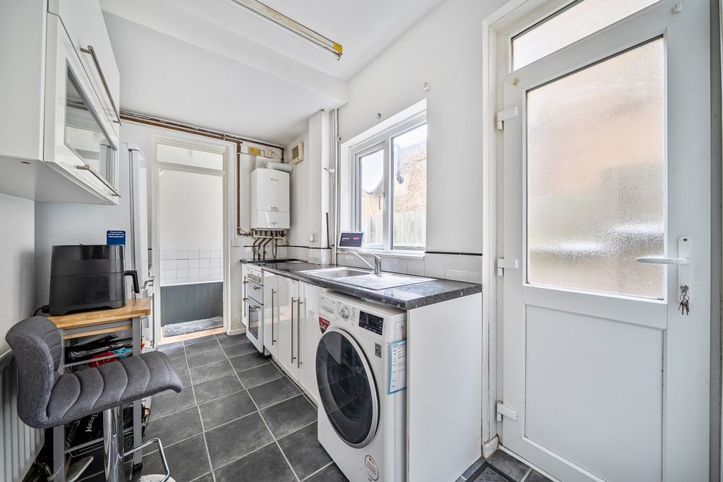 Property photo 3 of 7 Kitchen