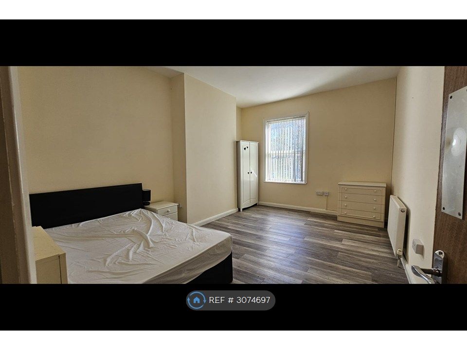 Property photo 3 of 30 Room 8