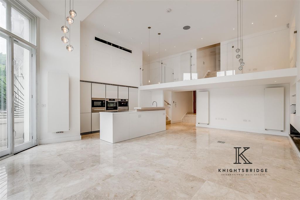 Property photo 1 of 12 Hyde Park Gate [Logo