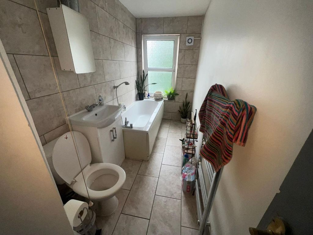 Property photo 2 of 10 Bathroom.Jpeg
