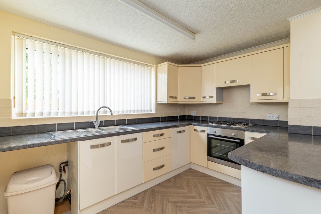 Property photo 3 of 10 Kitchen