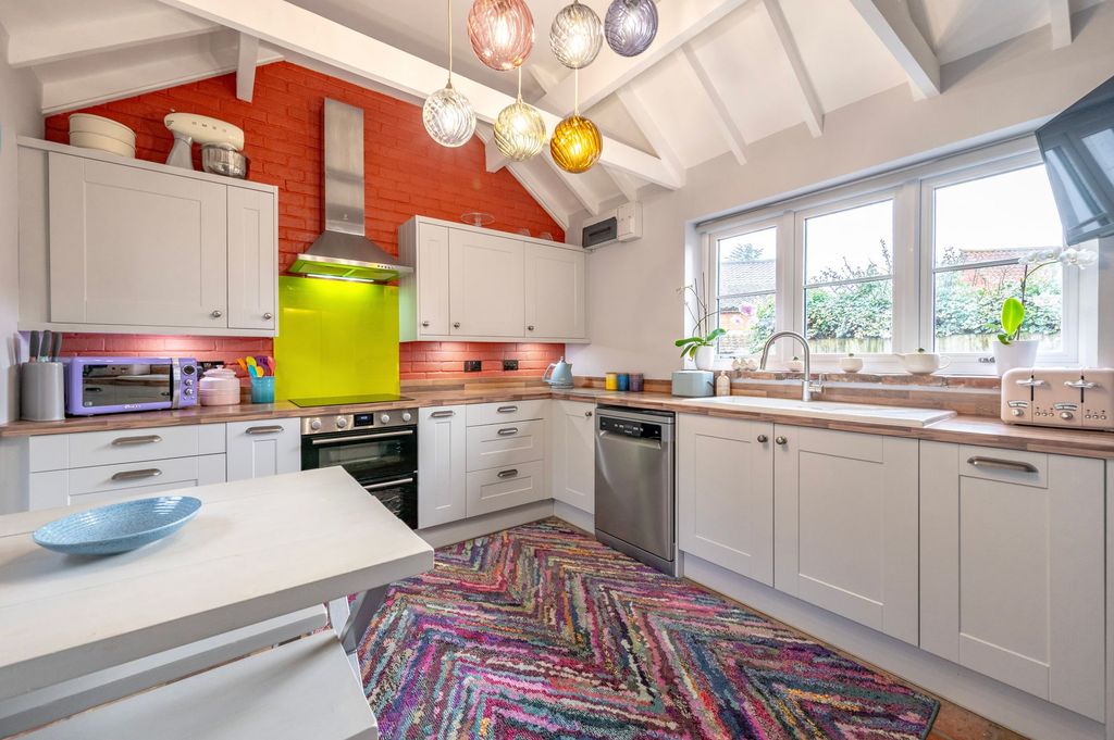 Property photo 2 of 20