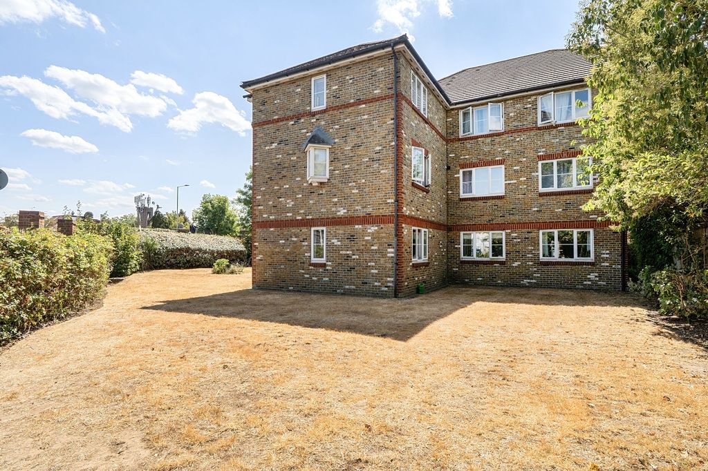 Property photo 2 of 9 Communal Gardens