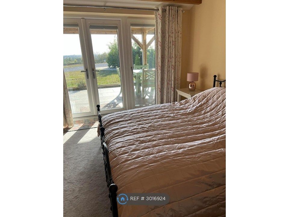 Property photo 2 of 7 Bed 1