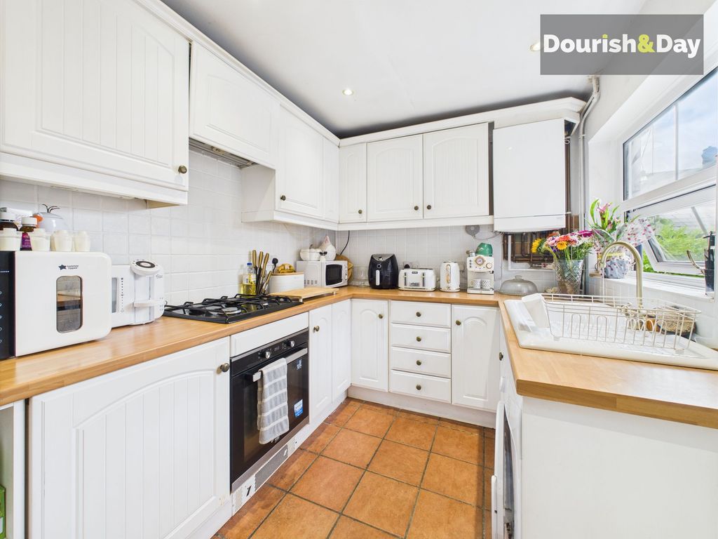 Property photo 2 of 11 Kitchen