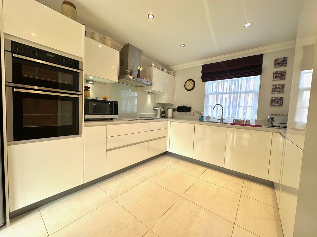 Property photo 3 of 18 Kitchen 2