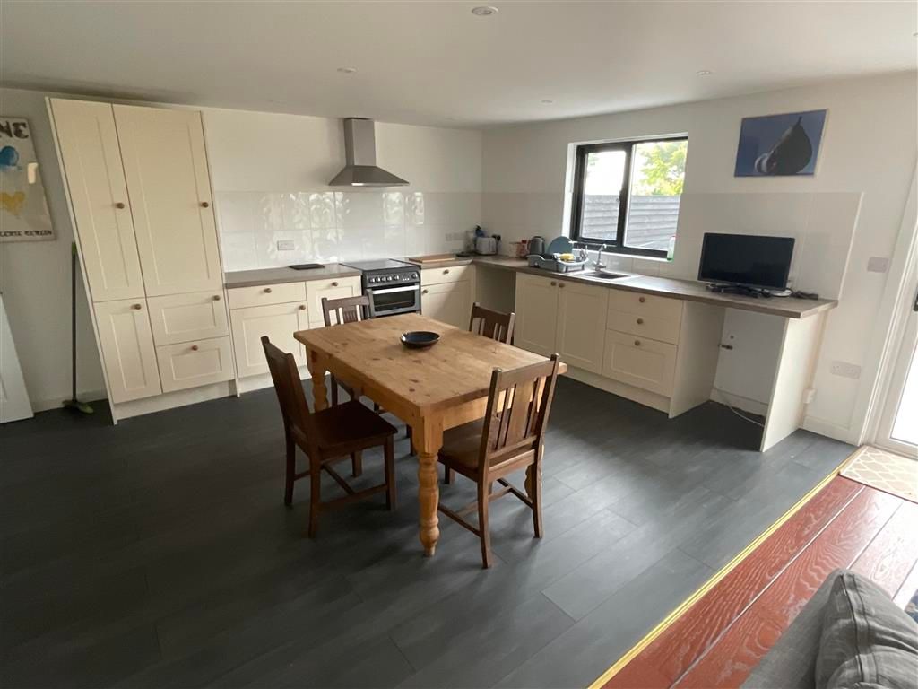 Property photo 3 of 11 Kitchen