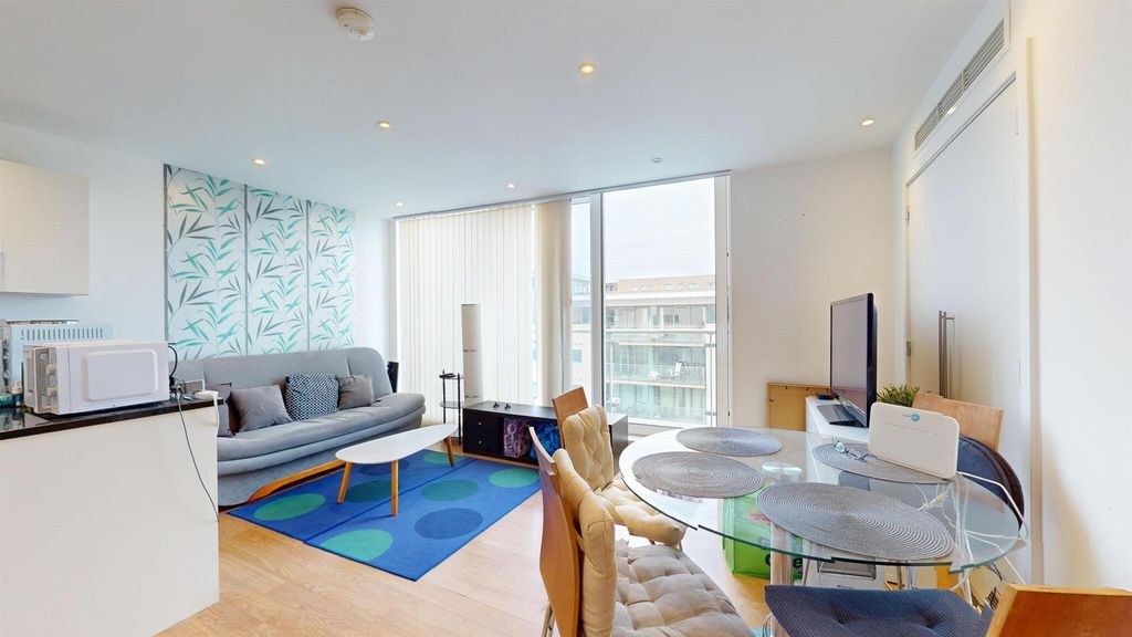 Property photo 3 of 10 Property For Sale Gallions Reach, E16 (Living Room