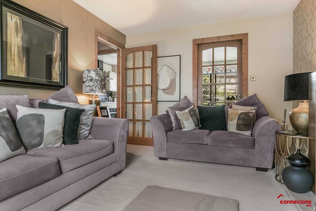 Property photo 3 of 17 Lounge (2)