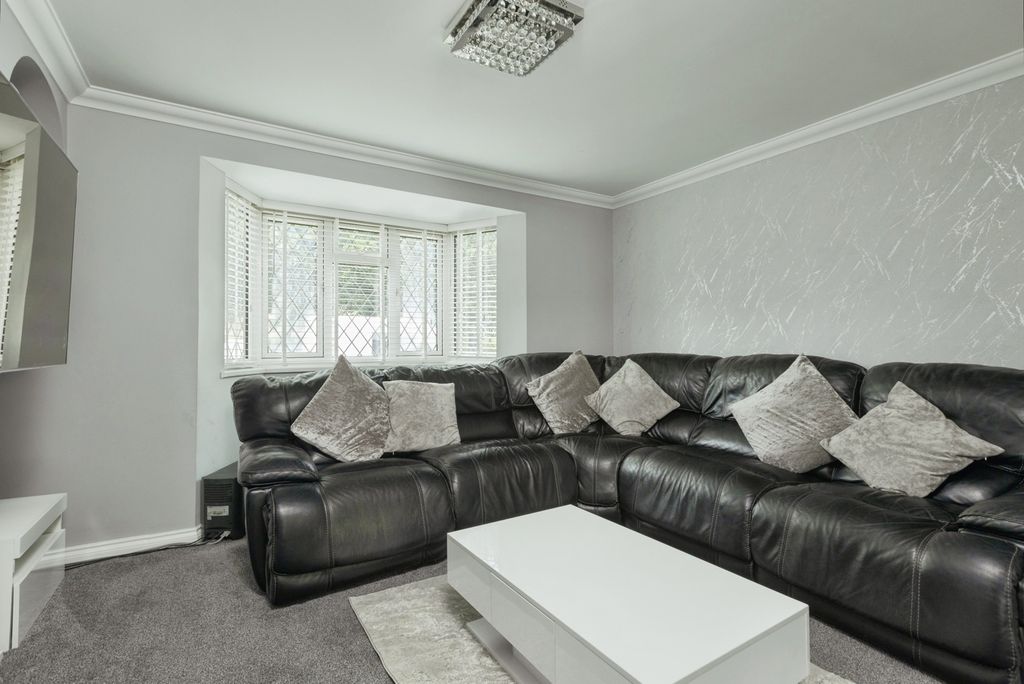 Property photo 3 of 17 Lounge