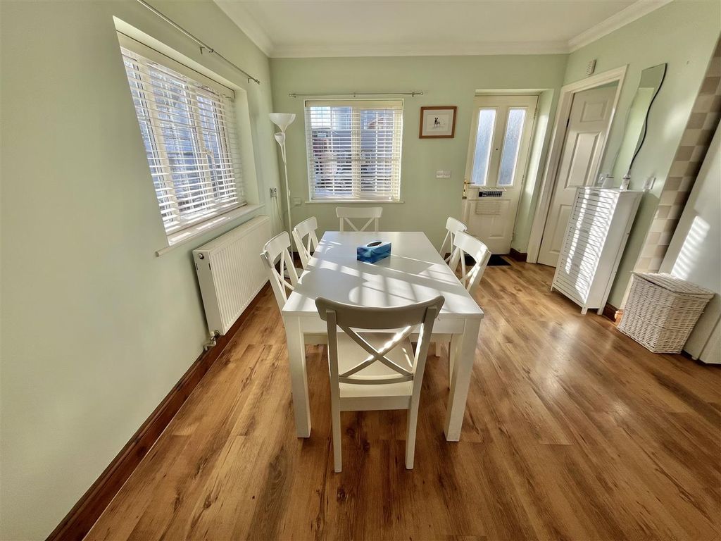 Property photo 3 of 20 Kitchen Diner