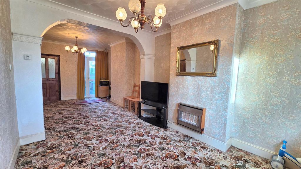 Property photo 3 of 12 Lounge