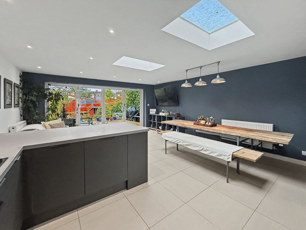 Property photo 2 of 32