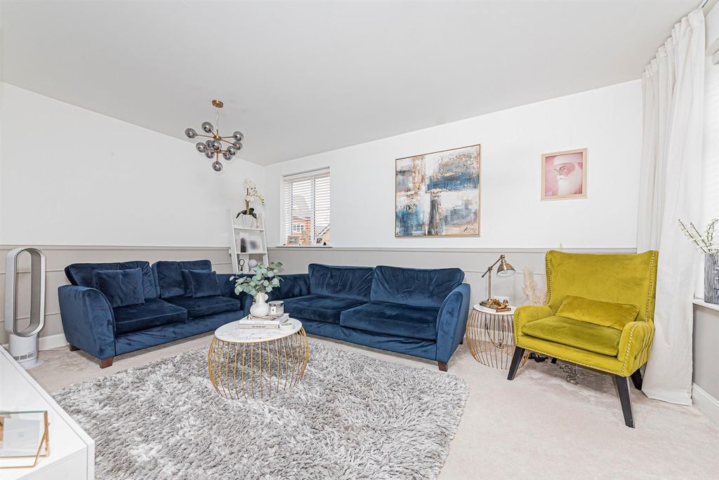 Property photo 2 of 30 4 Rhodes Close (17).Jpg