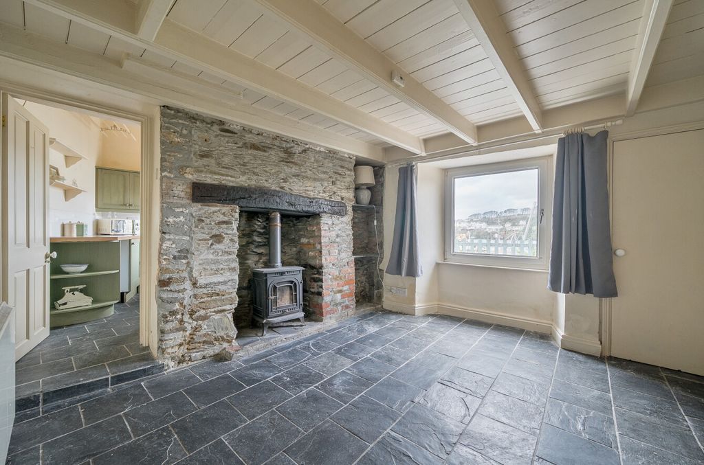 Property photo 2 of 11 1407100-12-69832c...