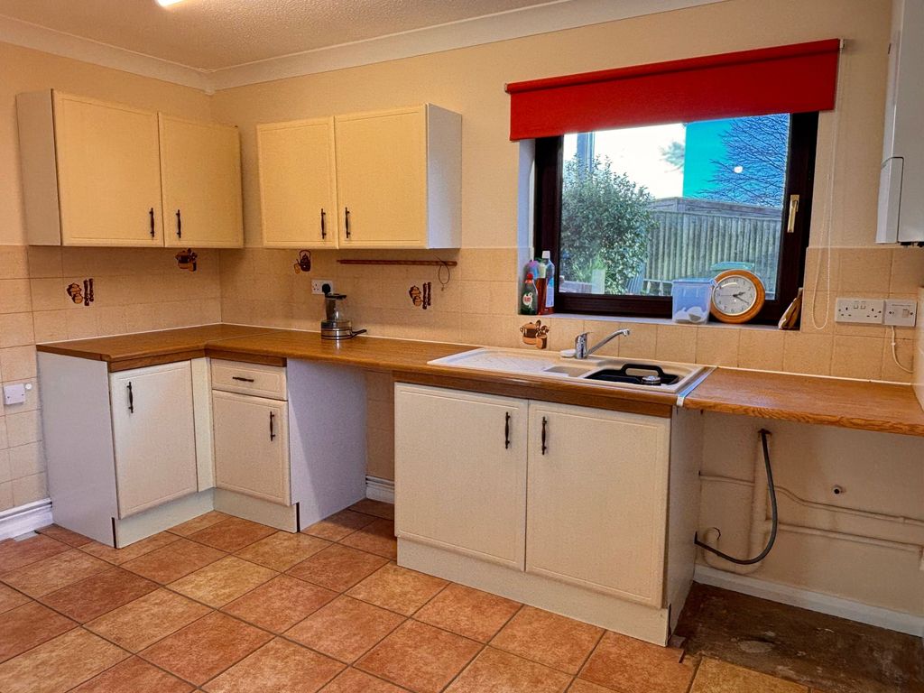 Property photo 3 of 9 Kitchen