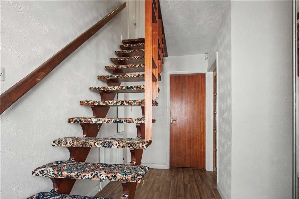 Property photo 2 of 23 Entrance Hall