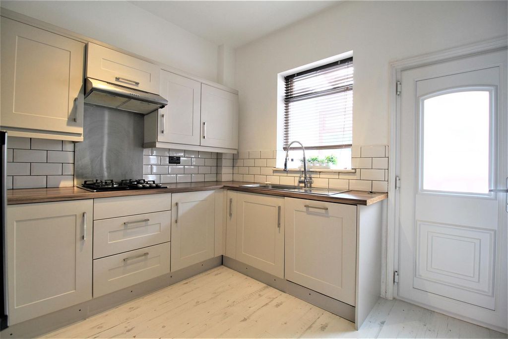 Property photo 2 of 11 Kitchen..Jpg