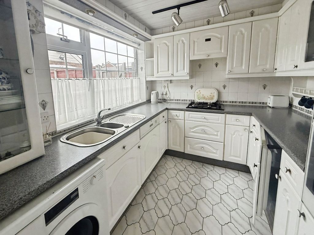 Property photo 2 of 18 Kitchen