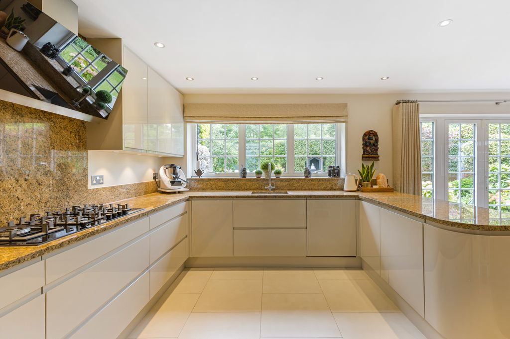 Property photo 2 of 22