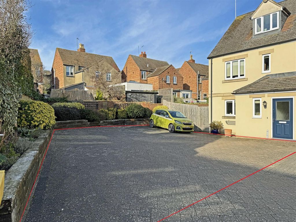 Property photo 3 of 15 Parking