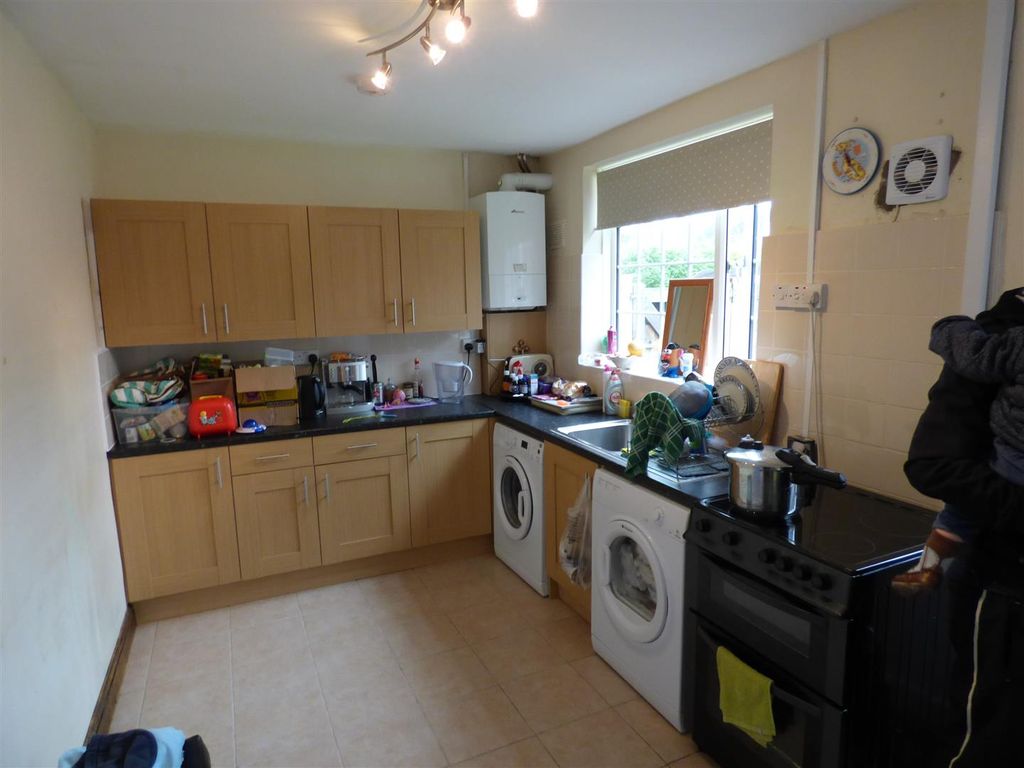 Property photo 2 of 6 Kitchen