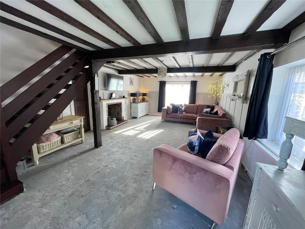 Property photo 2 of 31 Lounge