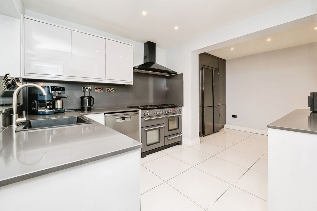 Property photo 2 of 31 Pbox-Img.Jpg