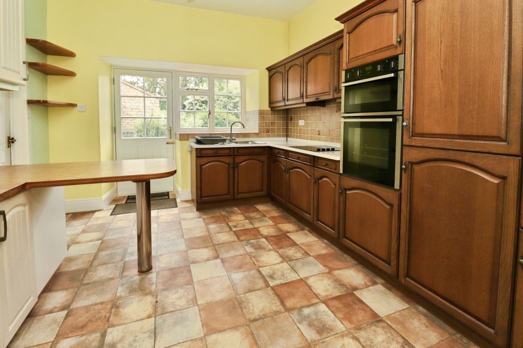 Property photo 2 of 33