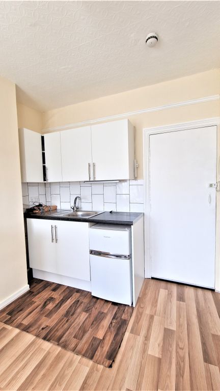 Property photo 2 of 4 Kitchenette