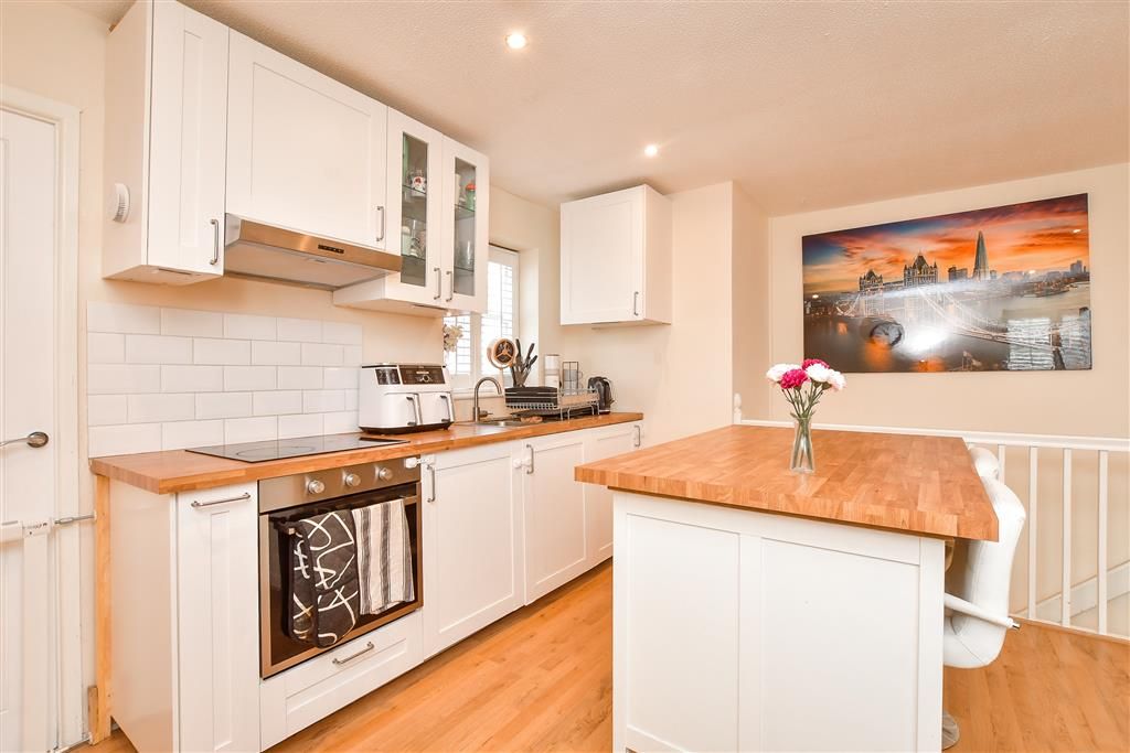 Property photo 1 of 11 Kitchen