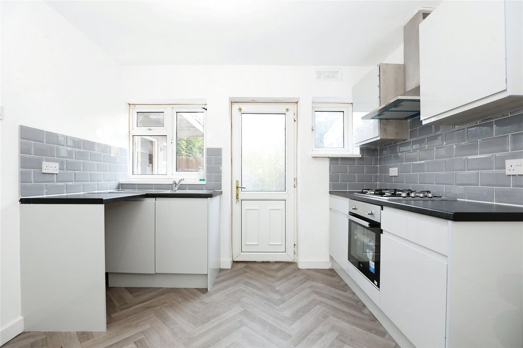 Property photo 3 of 10 Kitchen