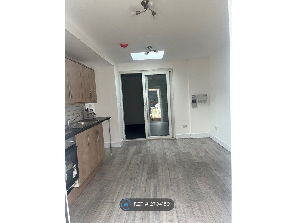 Property photo 2 of 6 Living Room/Kitchen