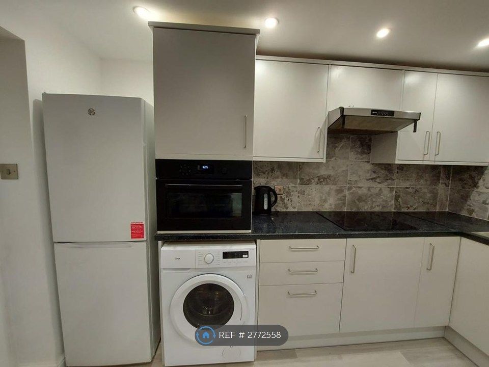 Property photo 2 of 7 Fridge/Freezer &amp; Washmachine Dryer