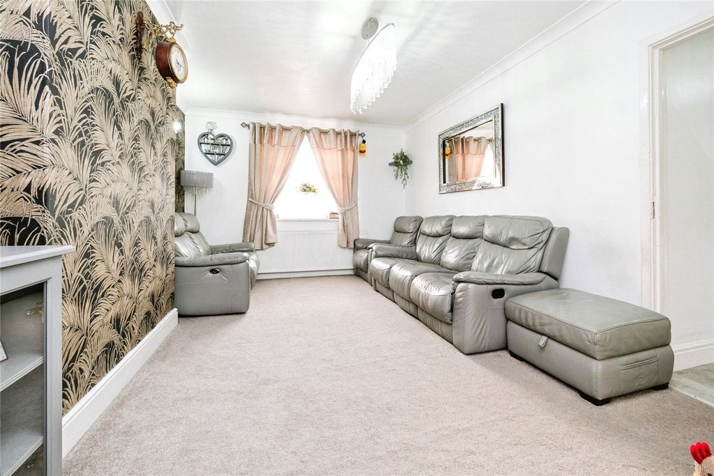 Property photo 2 of 23 Picture No. 11