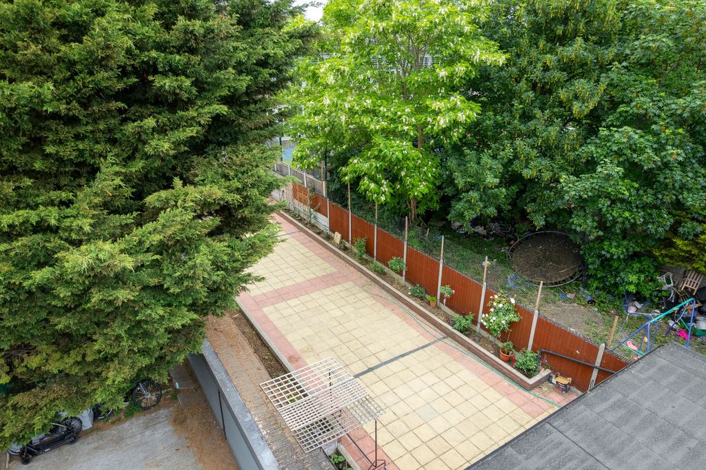 Property photo 2 of 25