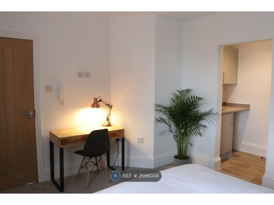 Property photo 2 of 8 Room 4 - Ensuite + Kitchenette