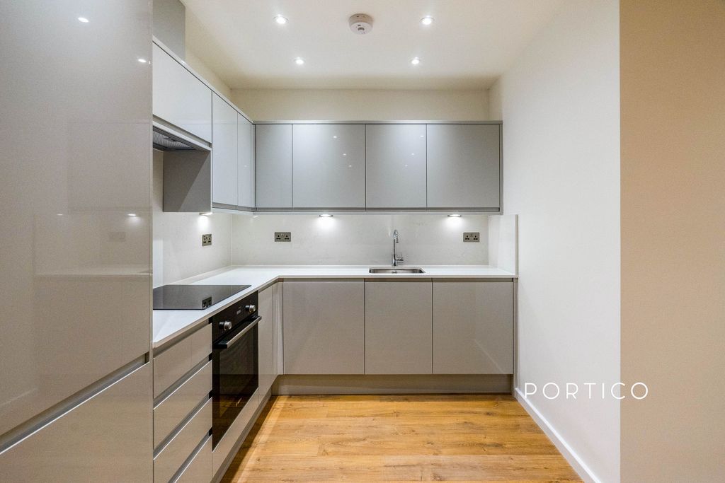 Property photo 3 of 10 Kitchen