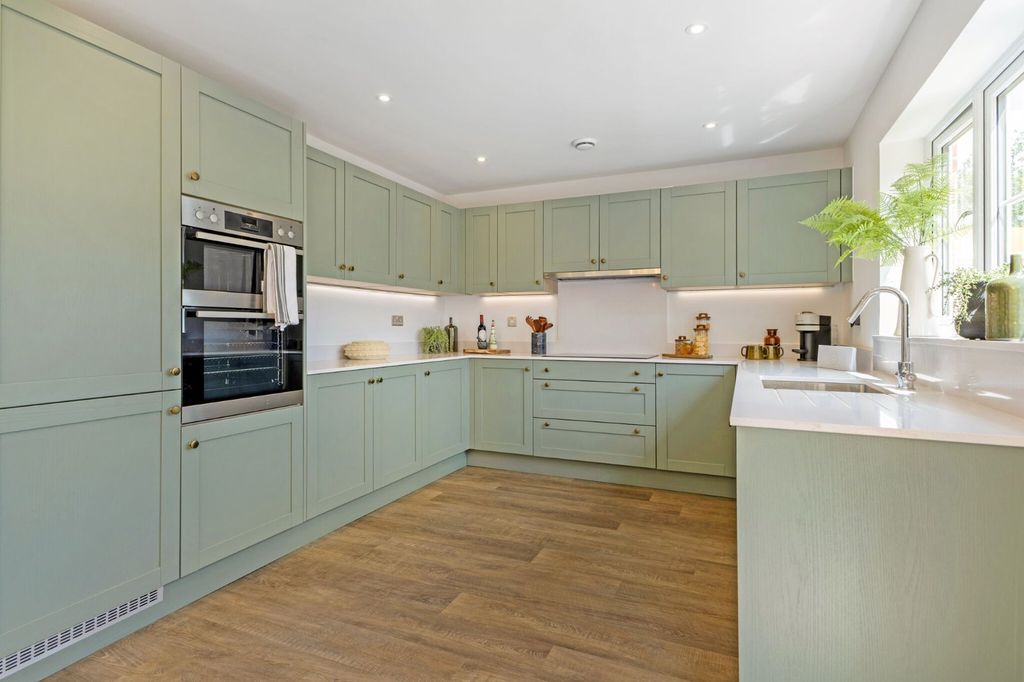 Property photo 3 of 12 Tadworth Show Home