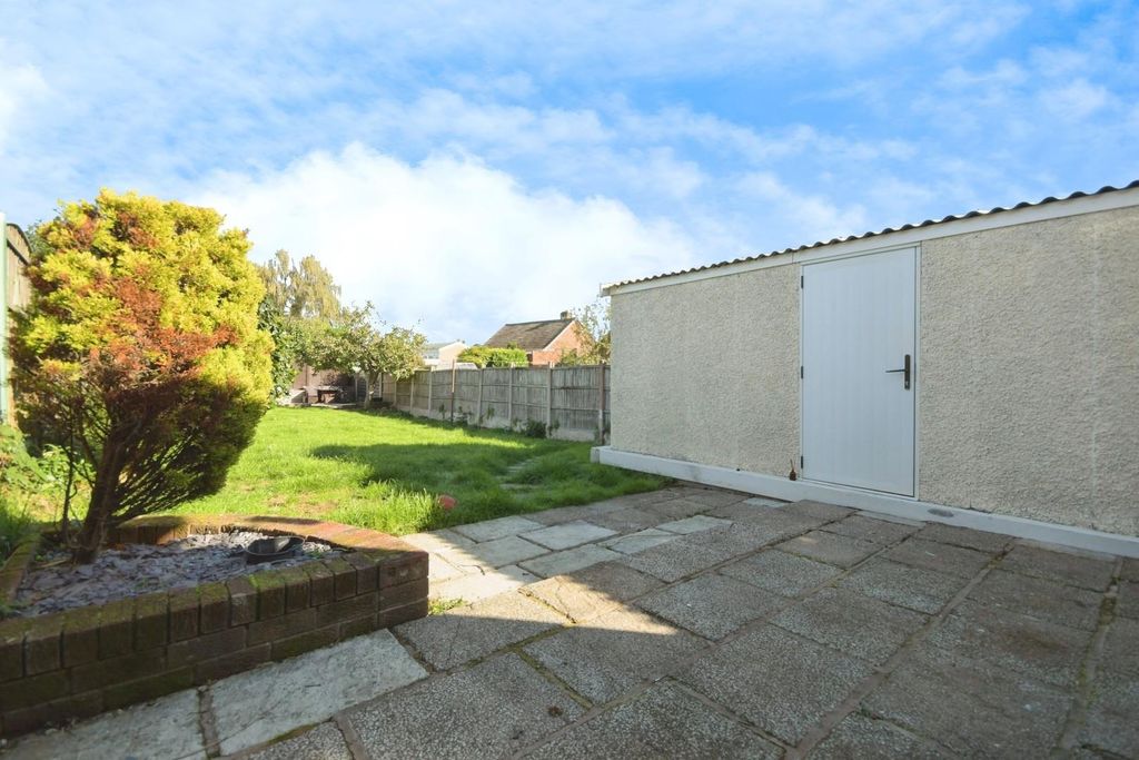 Property photo 2 of 18 Rear Garden 01.Jpg