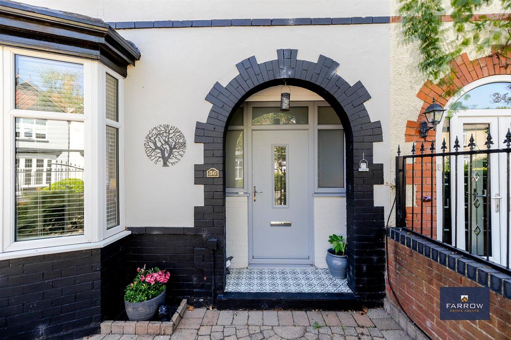 Property photo 3 of 49 Door
