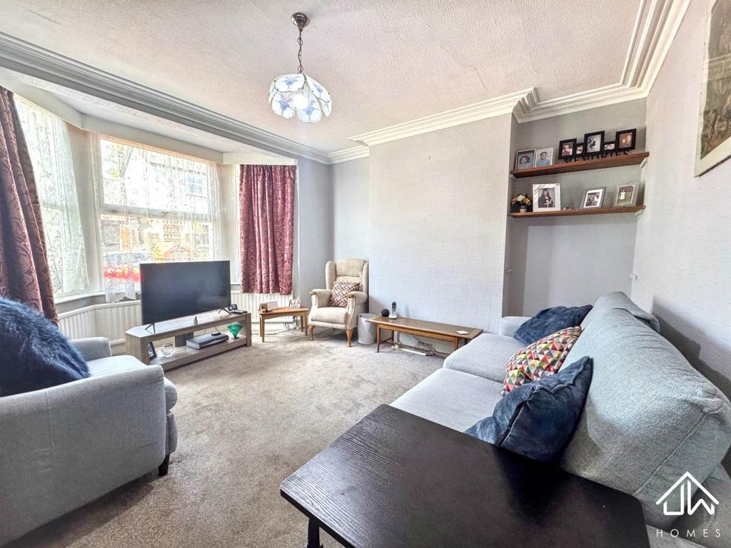 Property photo 3 of 18 Living Room