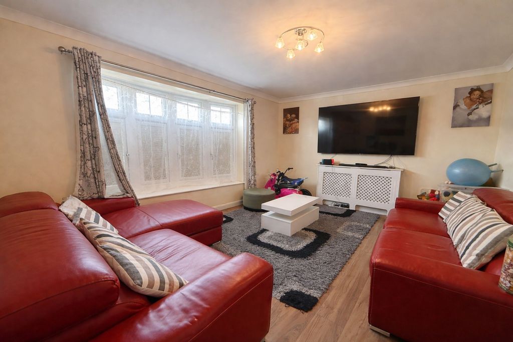 Property photo 3 of 11 Lounge