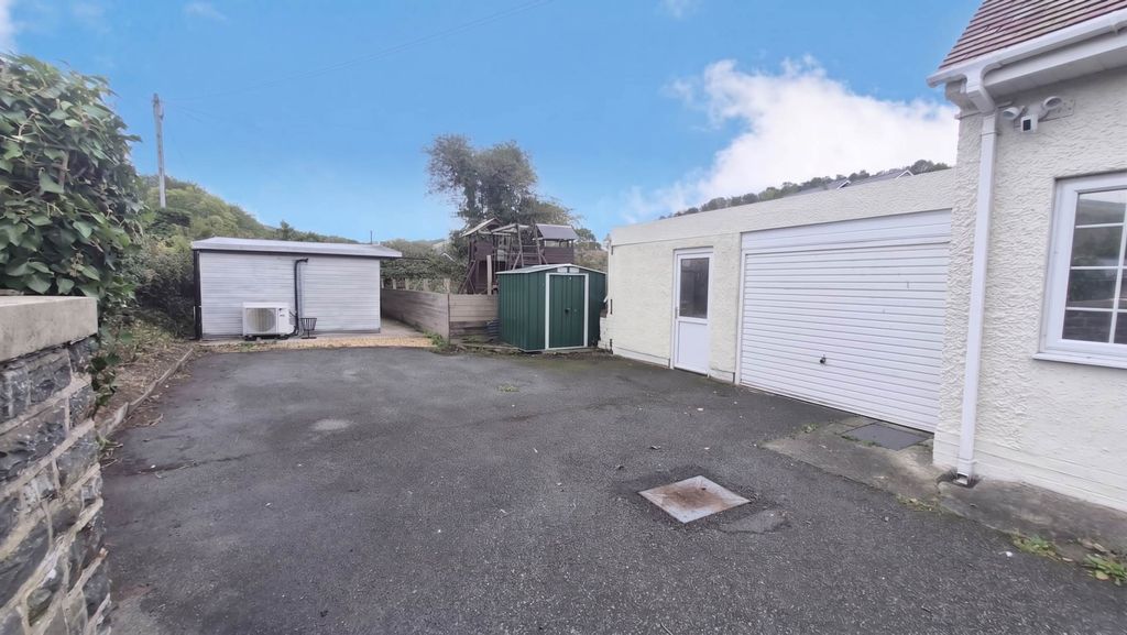 Property photo 2 of 33