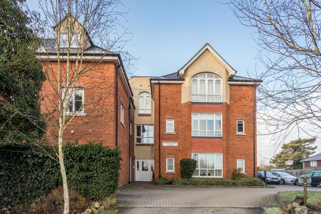 Property photo 2 of 12 Sempringham Court