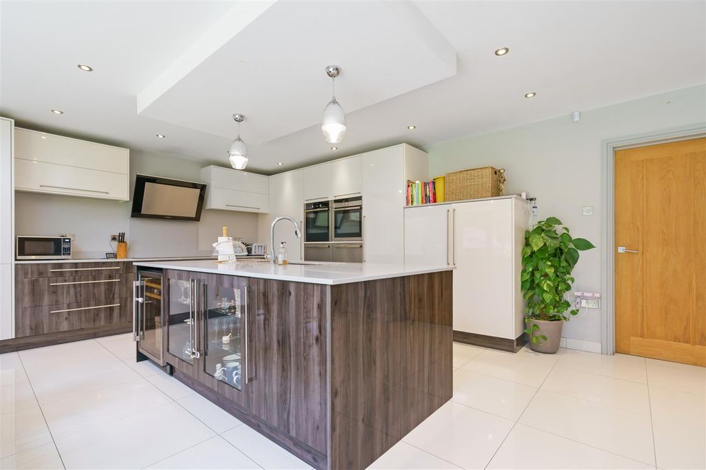 Property photo 3 of 22 20 Oakley Wood Drive_7.Jpg