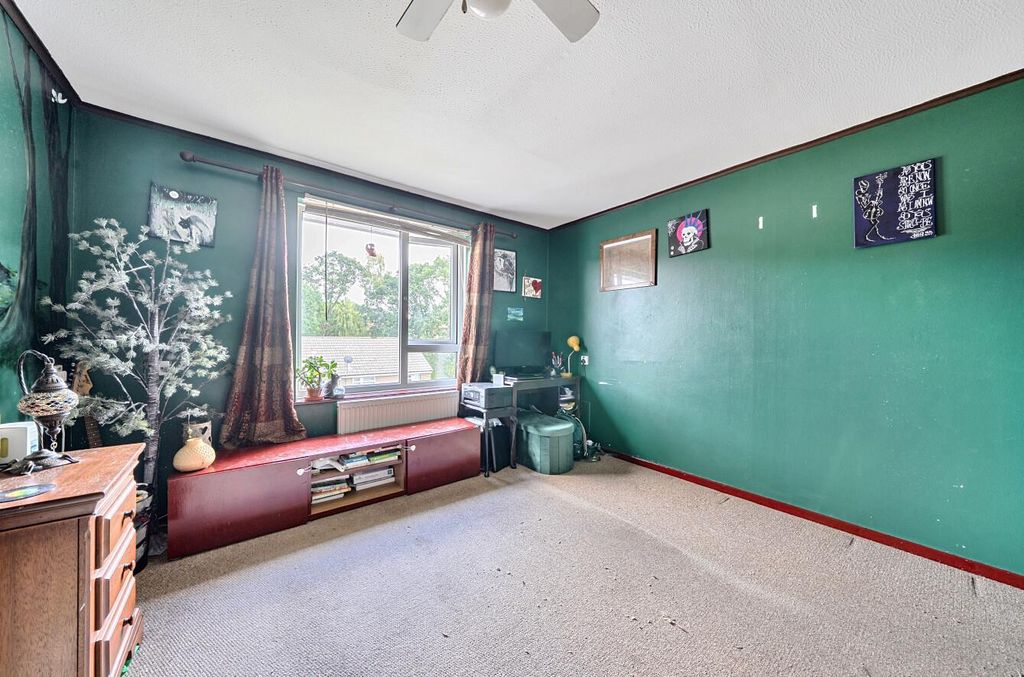 Property photo 3 of 14 Essex Green 16 (2).Jpg