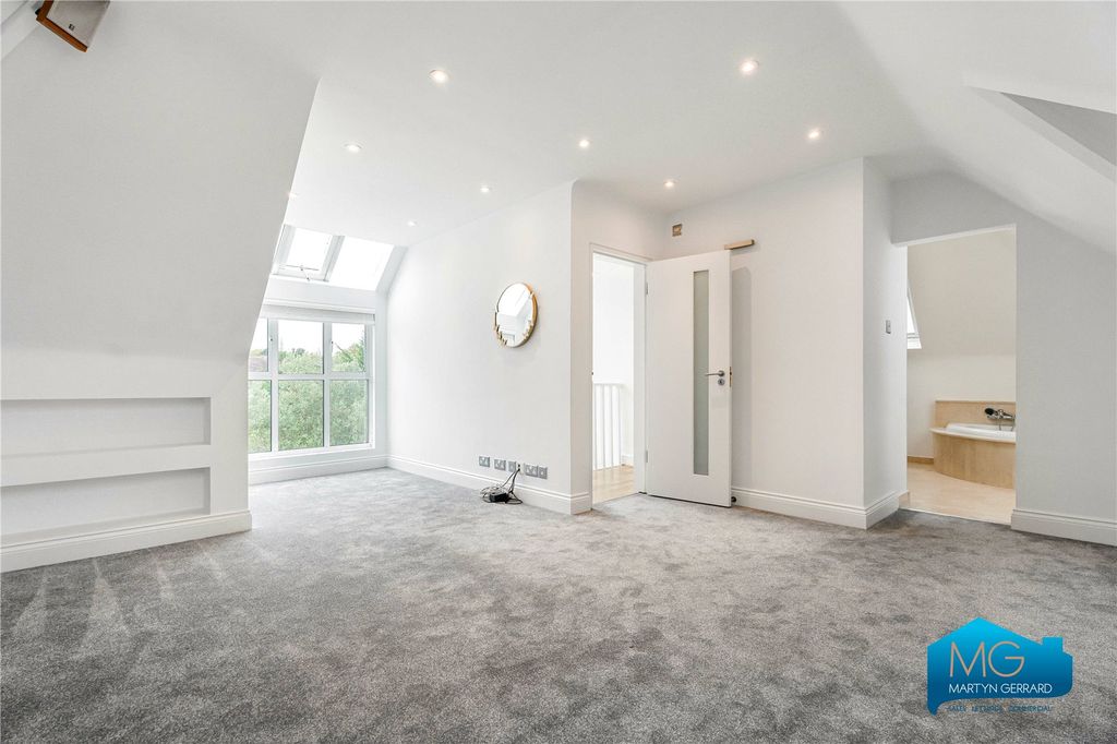 Property photo 3 of 40 Picture No. 07